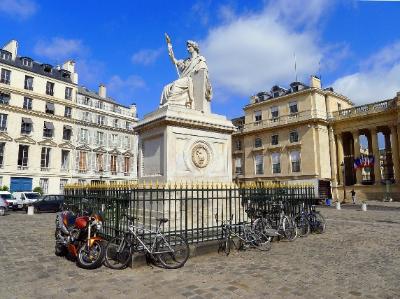 Avignon, France Attractions: Place du Palais