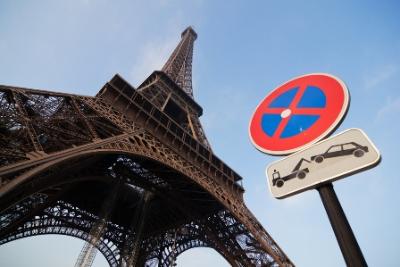 France Parking Sign: Tow Away Zone