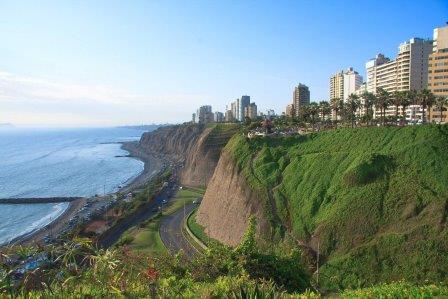 Latinos viajan a Lima
